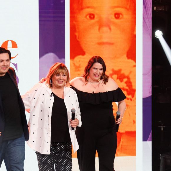 Exclusif - Michèle Bernier et ses enfants Charlotte et Enzo Gaccio lors de l'enregistrement de l'émission "Famille je vous aime" présentée par M. Drucker et qui sera diffusée le 13 juin 2025 sur France 3, aux Studios rive gauche à Paris, France, le 14 avril 2025. © Clovis-Gaffiot/Bestimage
Tout au long de sa carrière, Michel Drucker a interviewé les parents de ses invités pour comprendre leur parcours. Il a tissé des liens avec chacune de leur famille. Voilà comment est née l'idée de " Famille je vous aime ".

Cette émission diffusée en prime time sur France 3, entre la Fête des Mères et la Fête des Pères, a pour thème principal la transmission.

La famille a toujours inspiré les artistes que ce soit en chanson ou en humour. Gad Elmaleh, le parrain de cette première émission sera accompagné de Régine et David, ses parents. Il y aura également Dany Brillant, Anne Roumanoff, Roman Doduick et leur maman, Michèle Bernier, Laurent Voulzy, Gérard Lanvin, Louis Chedid, Michel et Beatrice Leeb et leurs enfants, mais aussi David Hallyday et Olivier de Benoist dont les récents spectacles abordent ce sujet.

Entre émotion et fous rires, nous n'avons pas fini d'aimer ces drôles de Familles !