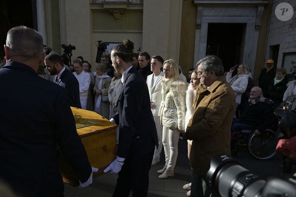 Celine Leclercq, fille d'Evelyne Leclercq, avec ses enfants Tom, Benjamin et Ondine lors de la cérémonie des obsèques de la présentatrice de télévision Evelyne Leclercq à la cathédrale Sainte-Réparate de Nice, France, le 13 janvier 2026. Elle est décédée le 30 décembre 2025 (à l'âge de 74 ans) à Grasse. Photo par Laurent Coust/ABACAPRESS.COM