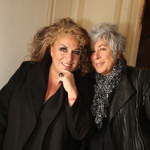 Exclusif - Marianne James et sa sœur Pascale (Scaly) - People au spectacle "Elles se croient toutes Joly" en hommage à Sylvie Joly, mis en scène par Pierre Palmade, au théâtre de Paris dans le 9ème arrondissement à Paris, le 26 octobre 2015, qui sera diffusé en décembre 2015 sur France 3. © Denis Guignebourg/Bestimage