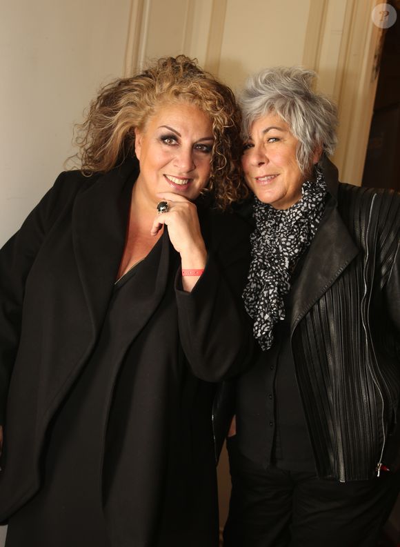 Exclusif - Marianne James et sa sœur Pascale (Scaly) - People au spectacle "Elles se croient toutes Joly" en hommage à Sylvie Joly, mis en scène par Pierre Palmade, au théâtre de Paris dans le 9ème arrondissement à Paris, le 26 octobre 2015, qui sera diffusé en décembre 2015 sur France 3. © Denis Guignebourg/Bestimage