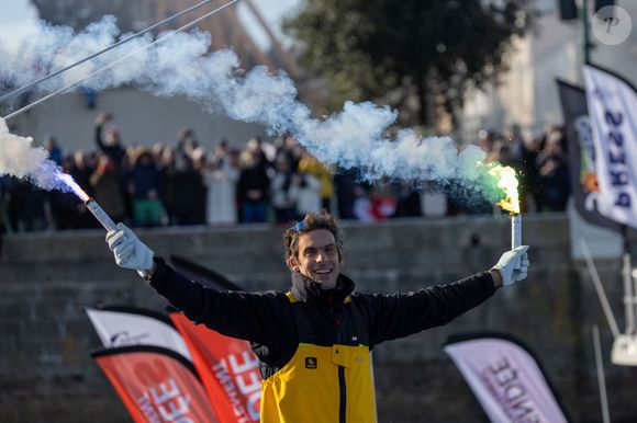Le skipper de Macif Charlie Dalin remporte la dixième édition du tour du monde en solitaire Vendée Globe en pulvérisant le record de l’épreuve en 64 jours, 19 heures 22 minutes et 49 secondes aux Sables-d'Olonne, France, le 14 janvier 2025. © Alexis Courcoux/Psnewz/Bestimage