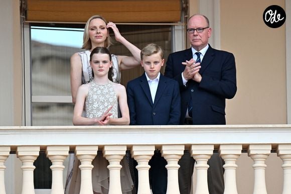 Le prince Albert II de Monaco, la princesse Charlène de Monaco, le prince héréditaire Jacques de Monaco, marquis des Baux, la princesse Gabriella de Monaco, comtesse de Carladès, lors de la célébration de la fête de la Saint Jean sur la Place du Palais princier de Monaco, le 23 juin 2026. La Saint Jean est à l'origine une fête païenne puis chrétienne. Pour les païens, c'était une fête qui célébrait les moissons. Une fois christianisée, cette fête est devenue celle du solstice d'été et donc la fête de la lumière. © Bruno Bebert / Bestimage