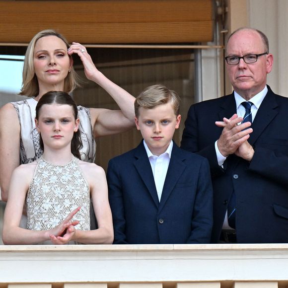 Le prince Albert II de Monaco, la princesse Charlène de Monaco, le prince héréditaire Jacques de Monaco, marquis des Baux, la princesse Gabriella de Monaco, comtesse de Carladès, lors de la célébration de la fête de la Saint Jean sur la Place du Palais princier de Monaco, le 23 juin 2026. La Saint Jean est à l'origine une fête païenne puis chrétienne. Pour les païens, c'était une fête qui célébrait les moissons. Une fois christianisée, cette fête est devenue celle du solstice d'été et donc la fête de la lumière. © Bruno Bebert / Bestimage