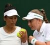 Sur le court 14 de Wimbledon, alors que Jelena Ostapenko et Hsieh Su-Wei affrontaient l'Ukrainienne Marta Kostyuk et la Roumaine Elena-Gabriela Ruse, l'arbitre a critiqué la tenue de la Lettone.
Hsieh Su-Wei (gauche) et Jelena Ostapenko communiquent lors du match du troisième tour en double dames à Wimbledon le 6 juillet 2025.
Copyright : Xinhua/ABACAPRESS.COM/Zhao Dingzhe