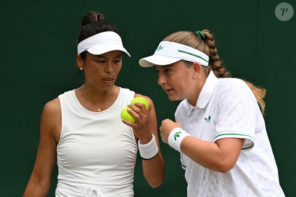 Sur le court 14 de Wimbledon, alors que Jelena Ostapenko et Hsieh Su-Wei affrontaient l'Ukrainienne Marta Kostyuk et la Roumaine Elena-Gabriela Ruse, l'arbitre a critiqué la tenue de la Lettone.

Hsieh Su-Wei (gauche) et Jelena Ostapenko communiquent lors du match du troisième tour en double dames à Wimbledon le 6 juillet 2025.

Copyright : Xinhua/ABACAPRESS.COM/Zhao Dingzhe