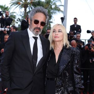 Emmanuelle Béart et son mari Frédéric Chaudier - Montée des marches du film « La plus précieuse des marchandises » lors du 77ème Festival International du Film de Cannes, au Palais des Festivals à Cannes. Le 24 mai 2024 (Agence / Bestimage).