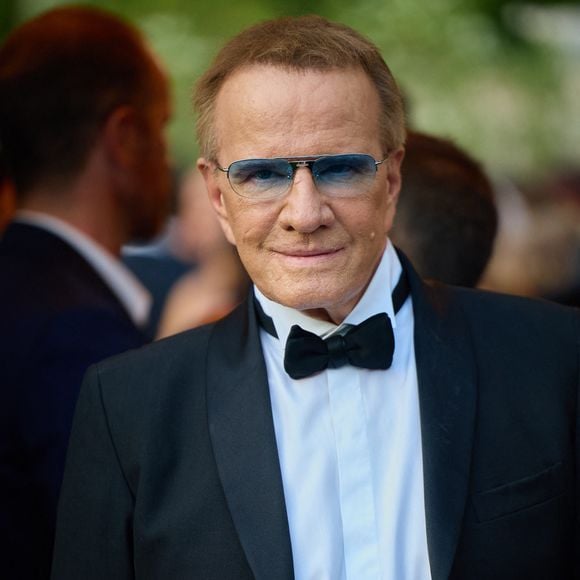 Selon TMZ, il aurait chuté dans les escaliers d'un hôtel.

Christophe Lambert - Arrivées au Lido pour le 81ème Festival International du Film de Venise, la Mostra. Le 1er septembre 2024

Photo : Action Press / Bestimage