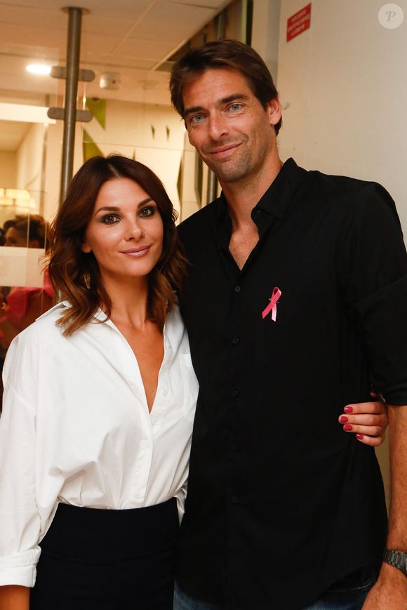 Info - Alice Detollenaere, compagne de Camille Lacourt, à l'hopital pour être opérée du sein gauche et du sein droit - Exclusif - Alice Detollenaere, Camille Lacourt - Backstage du défilé de l'association Ruban Rose à l'occation du lancement d'octobre rose sur les Champs Elysées à Paris, France, le 01 octobre 2023. 
Cette année, l’association Ruban Rose à l'origine du projet fête ses 20 ans. À l’occasion du 1er octobre, elle a réuni sur les Champs-Elysées 99 femmes et 1 homme, atteints, en rémission ou guéris du cancer du sein, aux côtés de 100 blouses blanches (chercheurs, médecins, soignants). E. Dhéliat, C. Tagbo et A. Detollenaere, marraines de
l’association et touchées elles aussi par le cancer du sein, étaient présentes à leurs côtés. Au fil des éditions, certaines se réengagent et poursuivent ainsi la dynamique de cohésion et de soutien auprès de l’association Ruban Rose.
L’évènement a été mis en musique par la chanteuse Jenifer et chorégraphié par M.Kerkouche.
Trois monuments emblématiques français se sont illuminés en rose pour contribuer à la sensibilisation aux côtés de l’Association : l’Arc de Triomphe, la tour Eiffel, et l’Assemblée nationale. © Christophe Clovis / Bestimage