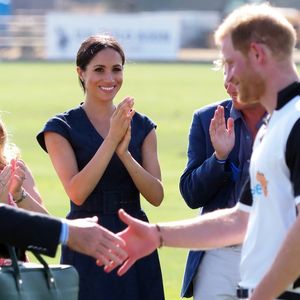 "Beaucoup de gens (...) en Afrique du Sud, qui ont aimé le duc, qui ont aimé la duchesse et qui sont enthousiasmés par l'idée d'accueillir les enfants en Afrique" avait-elle confié.

Le prince Harry et Meghan Markle à la Coupe ISP Hanz de Sentebale à Windsor au Royaume-Uni, le 26 juillet 2018.

Photo : Agence / Bestimage