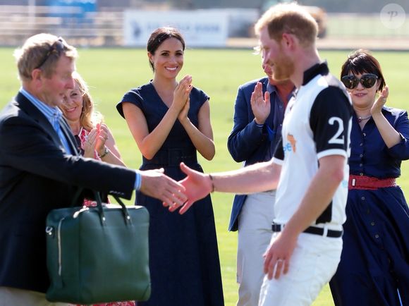"Beaucoup de gens (...) en Afrique du Sud, qui ont aimé le duc, qui ont aimé la duchesse et qui sont enthousiasmés par l'idée d'accueillir les enfants en Afrique" avait-elle confié.

Le prince Harry et Meghan Markle à la Coupe ISP Hanz de Sentebale à Windsor au Royaume-Uni, le 26 juillet 2018.

Photo : Agence / Bestimage