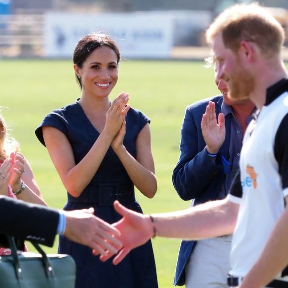 "Beaucoup de gens (...) en Afrique du Sud, qui ont aimé le duc, qui ont aimé la duchesse et qui sont enthousiasmés par l'idée d'accueillir les enfants en Afrique" avait-elle confié.

Le prince Harry et Meghan Markle à la Coupe ISP Hanz de Sentebale à Windsor au Royaume-Uni, le 26 juillet 2018.

Photo : Agence / Bestimage