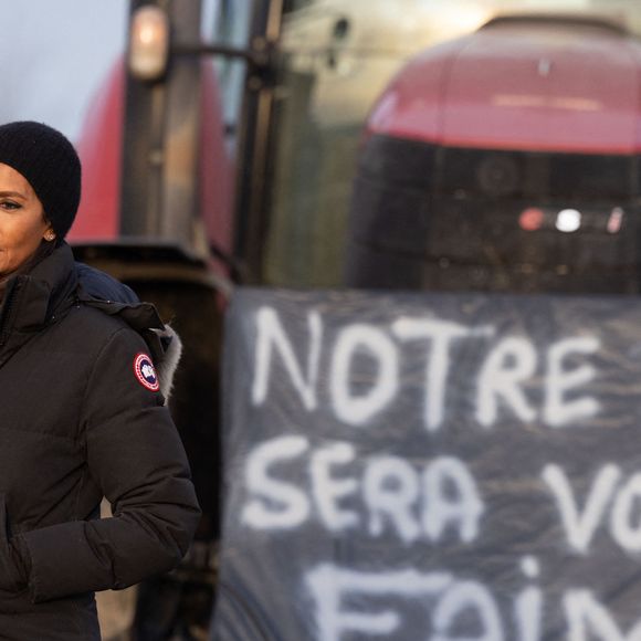 Karine Le Marchand soutient les agriculteurs sur le barrage de l'Autoroute A4 à hauteur de Jossigny en Seine et Marne le 29 Janvier 2024. 
© Jeremy Melloul - Pierre Perusseau / Bestimage