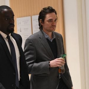 Alain-Fabien Delon arrive au tribunal correctionnel de Paris pour avoir enregistré et diffusé avec son frère Anthony Delon une conversation de leur sœur, Anouchka, avec leur père, le 5 janvier 2024, à l'époque où les désaccords de la fratrie concernant la santé d'Alain Delon, à Paris, France, le 17 mars 2026. Anthony Delon et Anouchka sont absents. © Clément Prioli/Bestimage