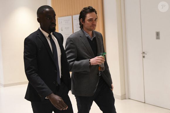 Alain-Fabien Delon arrive au tribunal correctionnel de Paris pour avoir enregistré et diffusé avec son frère Anthony Delon une conversation de leur sœur, Anouchka, avec leur père, le 5 janvier 2024, à l'époque où les désaccords de la fratrie concernant la santé d'Alain Delon, à Paris, France, le 17 mars 2026. Anthony Delon et Anouchka sont absents. © Clément Prioli/Bestimage