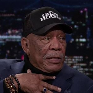 En 2014, l'acteur prend conscience du déclin massif des abeilles. Il décide alors de transformer l'intégralité de sa propriété en sanctuaire pour protéger cette espèce vitale.
Morgan Freeman dans le "Tonight Show".
© Backgrid UK/ Bestimage