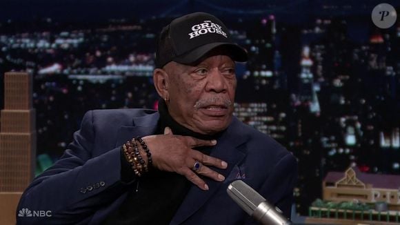 En 2014, l'acteur prend conscience du déclin massif des abeilles. Il décide alors de transformer l'intégralité de sa propriété en sanctuaire pour protéger cette espèce vitale.

Morgan Freeman dans le "Tonight Show". 

© Backgrid UK/ Bestimage
