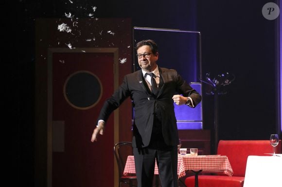 Exclusif - Laurent Gerra, imitant ici F. Hollande dans une séquence « Cinéma muet en Hommage à C. Chaplin », « Se met à table ! » dans son nouveau spectacle à savourer au Casino de Paris, à Paris, France, le 10 Décembre 2024. 

© Bertrand Rindoff / Bestimage