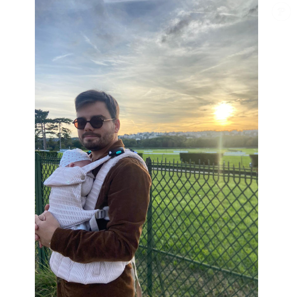 Gauthier Le Bret a profité d'une balade avec son fils en porte-bébé dimanche 28 septembre.

Gauthier Le Bret, journaliste de CNews et Europe 1, en promenade dominicale avec son fils, le 28 septembre 2025 sur Instagram.