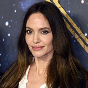 Avec Atelier Jolie, Angelina Jolie souhaite avant tout offrir un espace permettant à d’autres créateurs de développer leur talent, loin du fonctionnement traditionnel d’une maison de mode.

Angelina Jolie au photocall de la projection du film Eternals (Les Eternels) au BFI Imax à Londres le 27 octobre 2021.