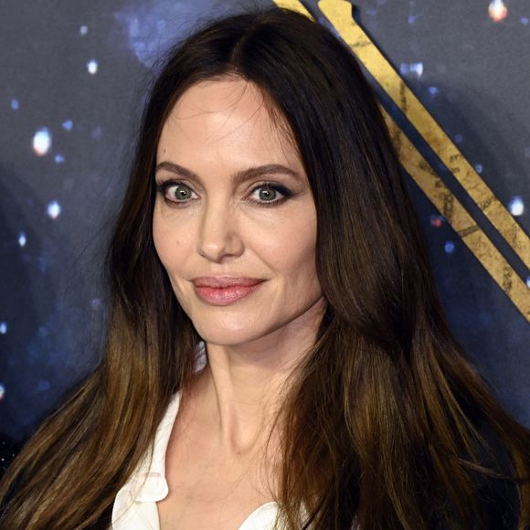 Avec Atelier Jolie, Angelina Jolie souhaite avant tout offrir un espace permettant à d’autres créateurs de développer leur talent, loin du fonctionnement traditionnel d’une maison de mode.

Angelina Jolie au photocall de la projection du film Eternals (Les Eternels) au BFI Imax à Londres le 27 octobre 2021.
