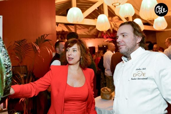 Pour sauver son restaurant, le chef est prêt à casser son image de palace… avec des menus à partir de 25 euros.

Sylvie Malys en compagnie de Nicolas Sale, chef doublement étoilé au guide Michelin, au Rooftop Montmartre, le 15 novembre 2021 à Paris, en France. 

Photo de Jana Call me J/ABACAPRESS.COM