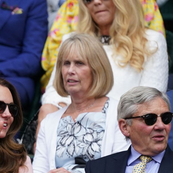 Catherine (Kate) Middleton, duchesse de Cambridge assiste, au côté de son père Michael, à la finale du tournoi de Wimbledon (Djokovic - Berrettini) au All England Lawn Tennis and Croquet Club à Londres, le 11 juillet 2021.
©AGENCE / BESTIMAGE