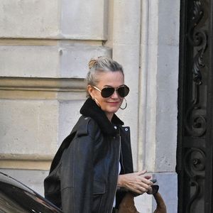 Exclusif - Laeticia Hallyday, accompagnée de sa belle soeur Jess, visite des appartements à louer dans Paris, France, le 7 octobre 2025. Agence / Bestimage