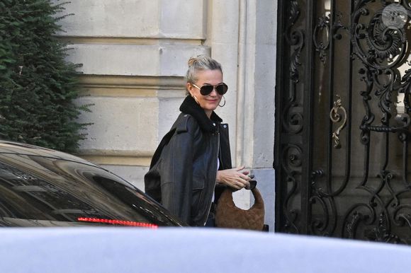 Exclusif - Laeticia Hallyday, accompagnée de sa belle soeur Jess, visite des appartements à louer dans Paris, France, le 7 octobre 2025. Agence / Bestimage