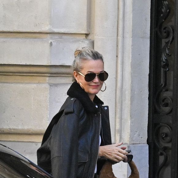 Exclusif - Laeticia Hallyday, accompagnée de sa belle soeur Jess, visite des appartements à louer dans Paris, France, le 7 octobre 2025. Agence / Bestimage