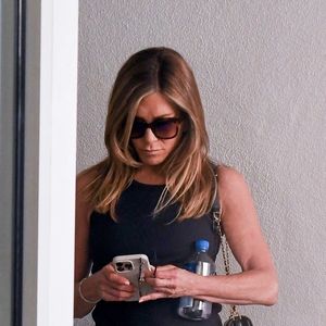 Beverly Hills, CA - EXCLUSIF - Jennifer Aniston, multi-millionnaire, quitte le dentiste avec une brosse à dents gratuite à Beverly Hills, CA.  2025 (Backgrid USA / Bestimage).