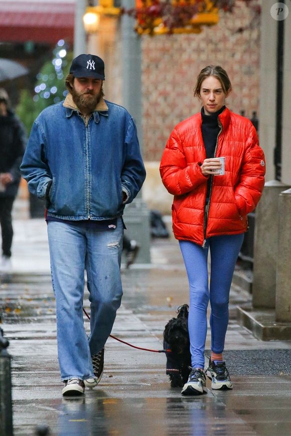 Maya Hawke et son petit ami Christian Lee sont vus en train de se promener après avoir pris un café alors qu'elle porte une veste rouge après la grande première de la saison 5 de Stranger Things. Photo par Backgrid USA / Bestimage