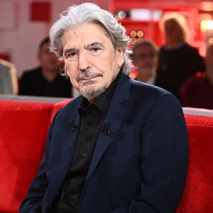 "Je ne me vos pas chanter assis, ça me semblerait à moi aussi irrespectueux vis-à-vis des spectateurs. Je veux qu’ils gardent la meilleurs image de moi possible."

Serge Lama - Enregistrement de l'émission "Vivement dimanche" au studio Gabriel à Paris le 23 janvier 2024, diffusée le 11 février 2024 sur France 3. 
© Guillaume Gaffiot / Bestimage