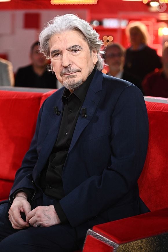 "Je ne me vos pas chanter assis, ça me semblerait à moi aussi irrespectueux vis-à-vis des spectateurs. Je veux qu’ils gardent la meilleurs image de moi possible."

Serge Lama - Enregistrement de l'émission "Vivement dimanche" au studio Gabriel à Paris le 23 janvier 2024, diffusée le 11 février 2024 sur France 3. 
© Guillaume Gaffiot / Bestimage