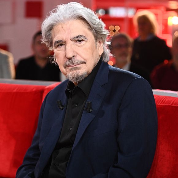 "Je ne me vos pas chanter assis, ça me semblerait à moi aussi irrespectueux vis-à-vis des spectateurs. Je veux qu’ils gardent la meilleurs image de moi possible."

Serge Lama - Enregistrement de l'émission "Vivement dimanche" au studio Gabriel à Paris le 23 janvier 2024, diffusée le 11 février 2024 sur France 3. 
© Guillaume Gaffiot / Bestimage