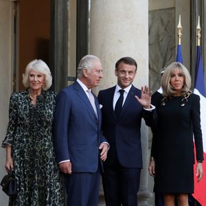 le président Emmanuel Macron, Brigitte Macron, Le roi Charles III d'Angleterre, Camilla Parker Bowles, reine consort d'Angleterre - Le président de la République et sa femme ont reçu le roi et la reine consort au palais de l'Elysée à Paris le 21 septembre 2023.

© Stéphane Lemouton / Bestimage