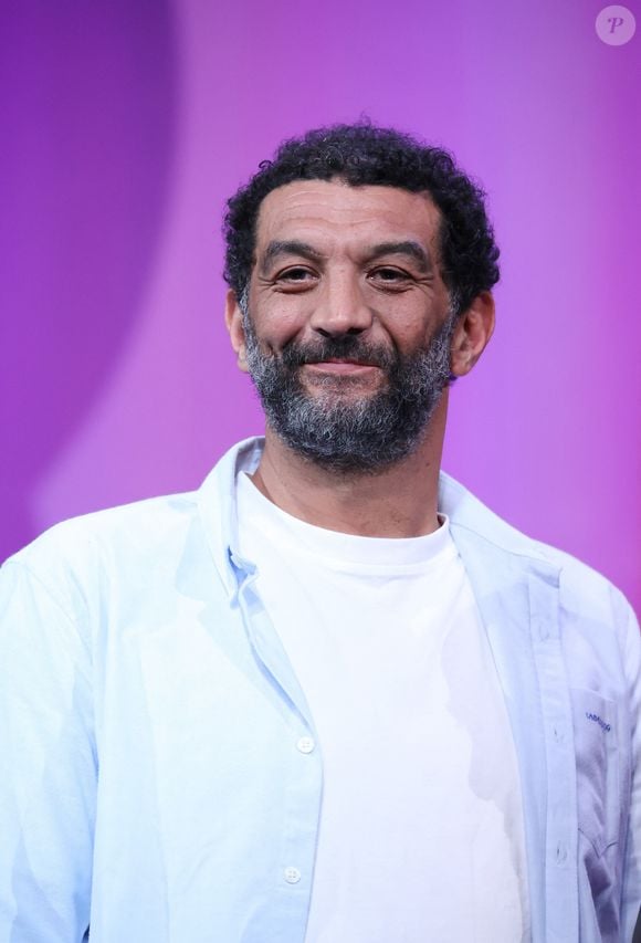 "Ah ça me bouleverse, parce que je lui ai mis des bâtons dans les roues",a-t-il confié à "Society" en 2023. "J'avais peur qu'elle veuille faire ce métier parce qu'il y a les paillettes, que Ramzy a de l'argent, qu'il roule en Porsche...". Ramzy Bedia - Cérémonie d'ouverture de la 7ème saison de "CanneSeries" à Cannes le 5 avril 2024. © Denis Guignebourg/Bestimage
