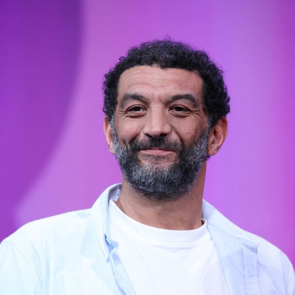 "Ah ça me bouleverse, parce que je lui ai mis des bâtons dans les roues",a-t-il confié à "Society" en 2023. "J'avais peur qu'elle veuille faire ce métier parce qu'il y a les paillettes, que Ramzy a de l'argent, qu'il roule en Porsche...". 


Ramzy Bedia - Cérémonie d'ouverture de la 7ème saison de "CanneSeries" à Cannes le 5 avril 2024. © Denis Guignebourg/Bestimage