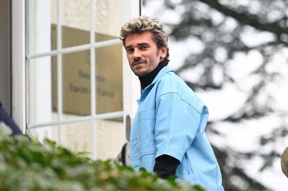 Les internautes, eux, ont vite compris !

Antoine Griezmann porte une veste en cuir bleue Possery ( France ) à Clairefontaine, France. © Federico Pestellini/Panoramic/Bestimage