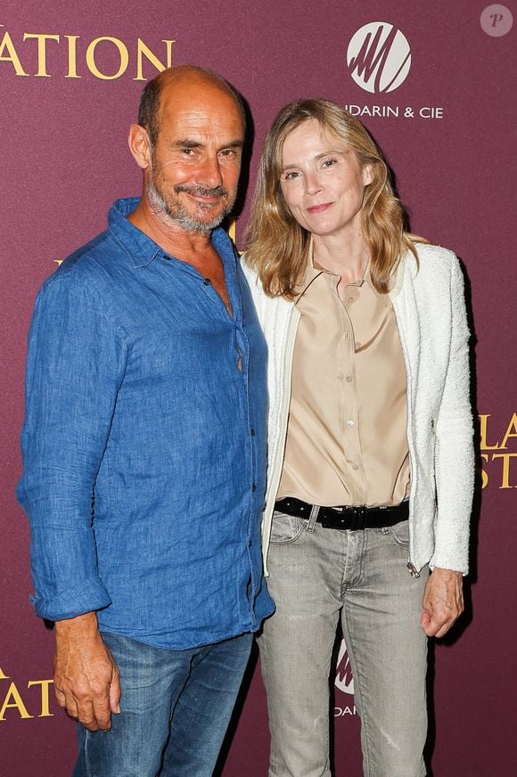 "C’est une question qui est beaucoup revenue. Alors que les choses soient claires, non"

Bernard Campan et Isabelle Carre assistent à l'avant-première du film La Degustation Paris à l'UGC Bercy le 29 août 2022 à Paris, France. Photo by Nasser Berzane/ABACAPRESS.COM