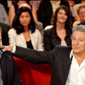 Christian Clavier, Didier Bourdon sur le plateau de "Vivement dimanche" le 8 septembre 2010. © COADIC GUIREC / BESTIMAGE