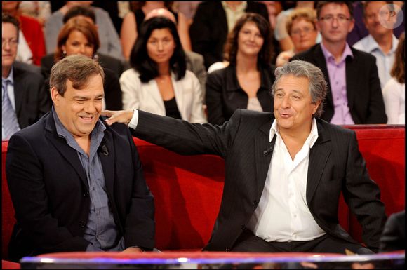 Christian Clavier, Didier Bourdon sur le plateau de "Vivement dimanche" le 8 septembre 2010. © COADIC GUIREC / BESTIMAGE