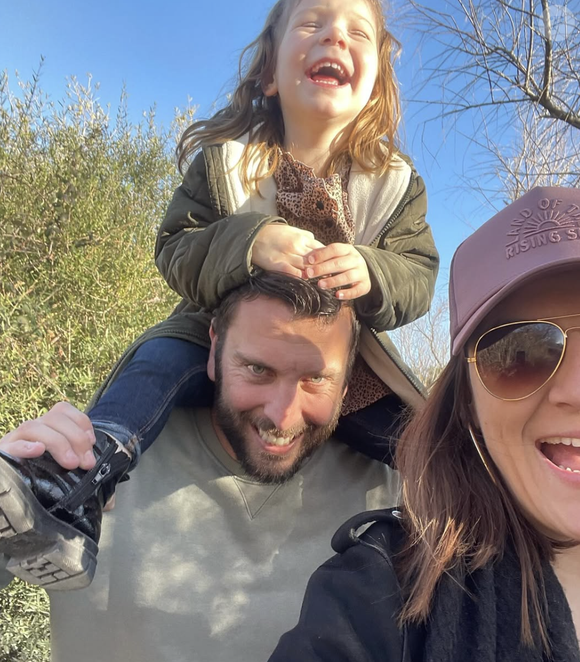 Ni elle ni Raphaël n'en ont dit plus sur ce qui retenait l'enfant dans un établissement de santé et l'empêchait de rentrer chez elle. Les internautes ont en tout cas été nombreux à leur souhaiter beaucoup de courage et espérer un prompt rétablissement à Lùcia. 

Raphaël (Mariés au premier regard) avec sa compagne sur Instagram