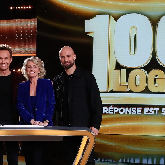 Les trois célébrités seront entourés des 100 candidats qui s'affronteront pour tenter d'aller le plus loin possible ! 

Exclusif - Caroline Margeridon, Cyril Feraud, Sophie Davant, François Alu - Enregistrement de l'émission "100% logique" présentée par C. Feraud et qui sera diffusée samedi 1er mars à 21.10 sur France 2 et sur france.tv, au Studio du Lendit à Saint-Denis, France, le 12 décembre 2024. © Christophe Clovis / Bestimage