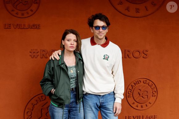 Mélanie Thierry et son compagnon le chanteur Raphaël au village lors des Internationaux de France de Tennis de Roland Garros 2025, à Paris, France, le 4 Juin 2025. © Jacovides-Moreau/Bestimage