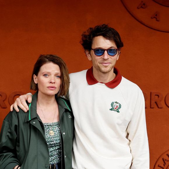 Mélanie Thierry et son compagnon le chanteur Raphaël au village lors des Internationaux de France de Tennis de Roland Garros 2025, à Paris, France, le 4 Juin 2025. © Jacovides-Moreau/Bestimage
