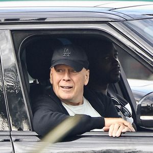 Studio City, Californie - EXCLUSIF - L'acteur Bruce Willis est aperçu de bonne humeur lors d'une promenade tranquille à Studio City. L'ancien héros de films d'action a pu être aperçu sans ceinture de sécurité lors de la promenade ! Backgrid USA / Bestimage