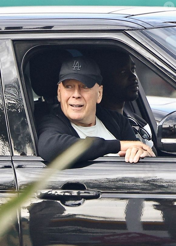 Studio City, Californie - EXCLUSIF - L'acteur Bruce Willis est aperçu de bonne humeur lors d'une promenade tranquille à Studio City. L'ancien héros de films d'action a pu être aperçu sans ceinture de sécurité lors de la promenade ! Backgrid USA / Bestimage
