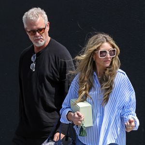 Il explique également avec beaucoup d'émotion avoir noué des liens extrêmement forts avec la mère de ses enfants : "J'appelle Rebecca. Je lui parle tous les jours. Nous sommes devenus de meilleurs amis et de meilleurs parents. Elle est probablement ma plus grande admiratrice et mon plus fidèle soutien, et je compte sur elle".

Los Angeles, CA - EXCLUSIF - L'acteur d'"Euphoria", récemment diagnostiqué avec la SLA, a été vu en une rare occasion avec sa femme de 21 ans, juste la veille, se promenant avec l'actrice, le mannequin et la créatrice de mode de 27 ans avec qui il a été précédemment et romantiquement lié à Los Angeles.
Backgrid USA / Bestimage


Le couple qui a tristement annulé son divorce en 2017 après 14 ans a été vu sans ses alliances alors qu'il déjeunait avec un ami masculin au restaurant français "The Lucques Group" à West Hollywood, CA.

Eric et Rebecca ont eu une longue discussion dans la voiture de leur ami, tandis que ce dernier attendait à l'extérieur et passait des appels téléphoniques. Après avoir passé un bon moment à discuter, Rebecca est repartie dans sa propre voiture alors qu'Eric et son ami s'éloignaient.



Sur la photo : Eric Dane, Rebecca Gayheart