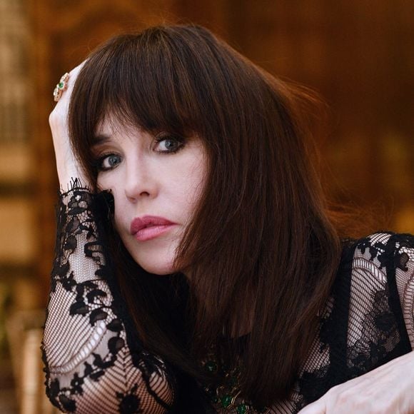 Fan de beauté, Isabelle Adjani adore tester des nouveautés, elle qui avoue que cela est "trop difficile de résister". 

Exclusif - sabelle Adjani - Dîner "Le cercle des amis de la culture Française" à Beyrouth dans la Résidence des Pins ( Résidence des ambassadeurs de France au Liban) le 24 février 2017
© Greg Demarque / Bestimage