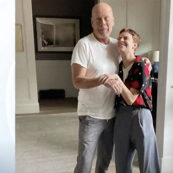 Avant d'ajouter : "J’ai pris la décision de le montrer au monde entier, car je sais ce qu’il représente pour tout le monde".

Tallulah et Bruce Willis à Los Angeles.

Photo : Backgrid USA / Bestimage